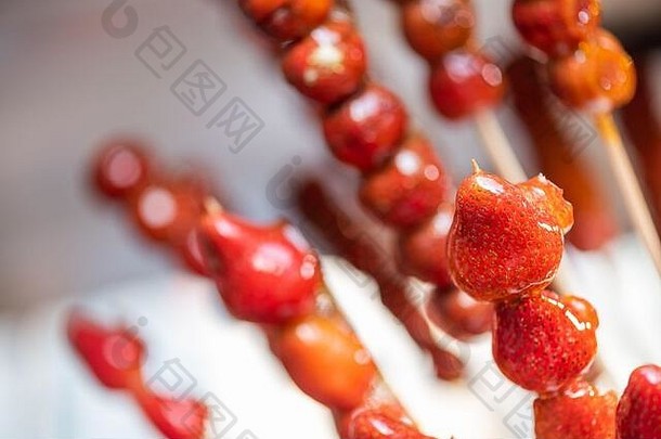 tanghulu传统的中国人硬焦糖涂层草莓串特写镜头被称为必应tanghulu蜜饯山楂棒