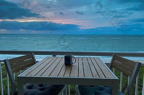 咖啡杯表格充满活力的<strong>日</strong>出大西洋海洋北哈钦森岛佛罗里达背景