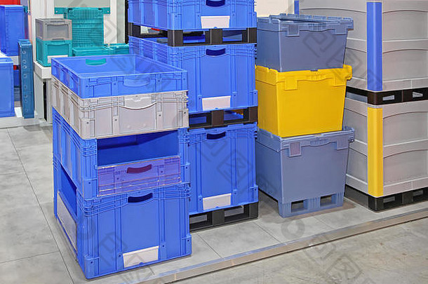 色彩鲜艳的塑料盒子板条箱运输