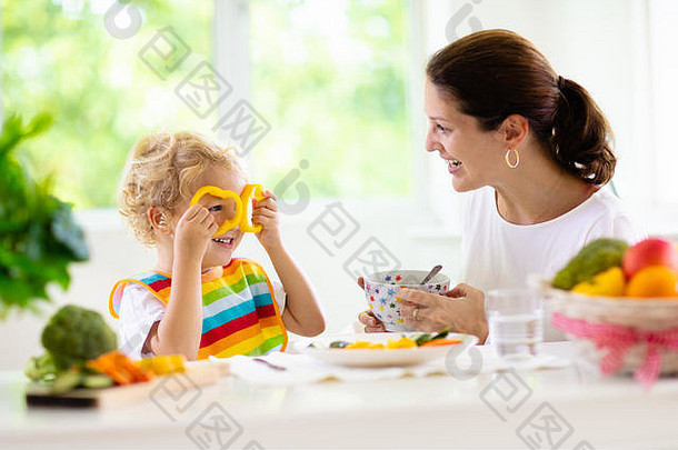 <strong>妈妈</strong>。喂养孩子蔬菜<strong>妈妈</strong>提要孩子白色<strong>厨房</strong>窗口婴儿男孩坐着高椅子吃健康的午餐蒸胡萝卜
