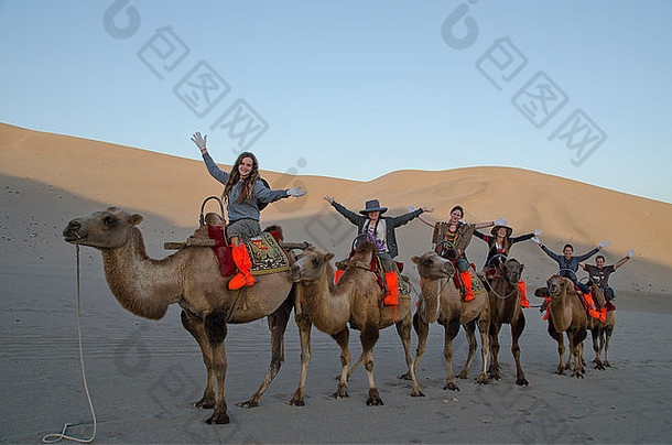 游客骑骆驼mingsha山敦煌酒泉甘肃省中国