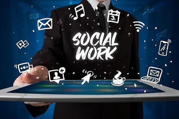 年轻的业务人工作平板电脑显示登记社会工作