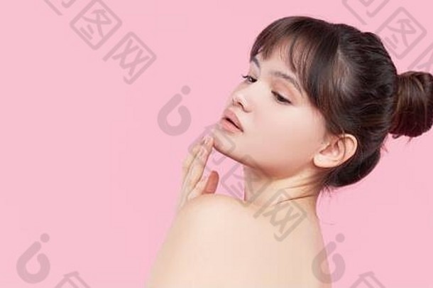 美丽的年轻的亚洲朝鲜文女人清洁新鲜的皮肤触碰脸脸治疗美容美水疗中心粉红色的背景