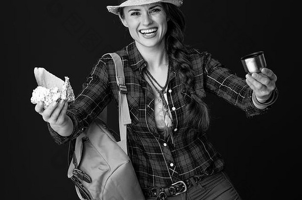 搜索鼓舞人心的的地方快乐年轻的旅游女人格子衬衫给三明治热饮料孤立的背景
