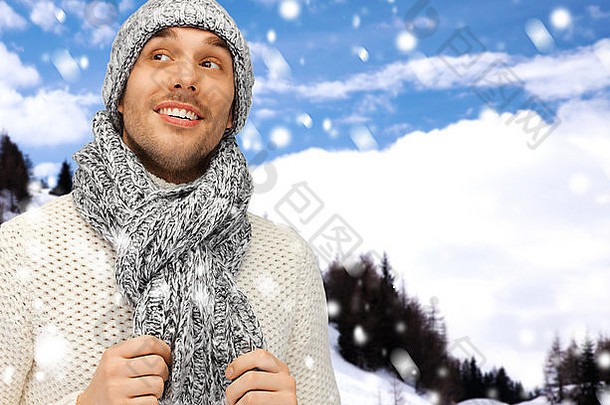 英俊的男人。温暖的毛衣他围巾