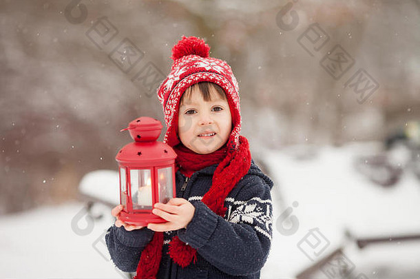 可爱的高加索人男孩泰迪熊红色的灯笼玩冬天公园雪一天