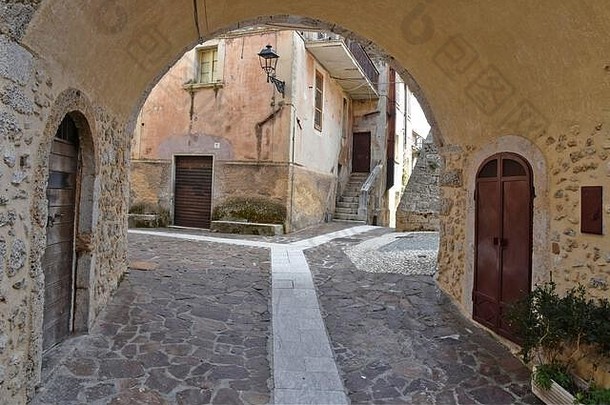 狭窄的街房子pescosolido中世纪的村意大利