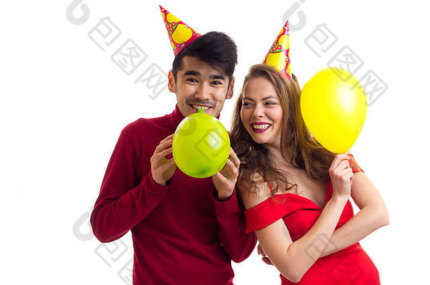 年轻的夫妇吹气球