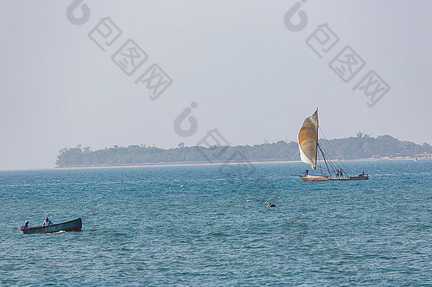木帆船单桅帆船清晰的绿松石水桑给巴尔岛