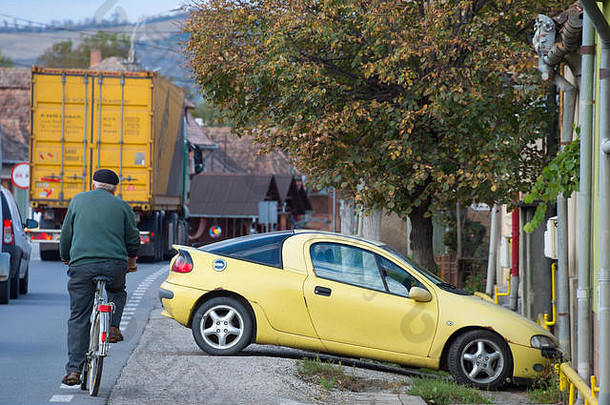 男人。骑自行车路重危险的交通罗马尼亚