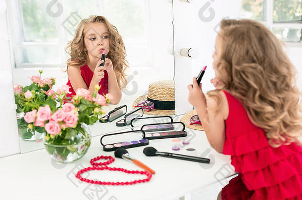 女孩化妆品母亲的卧室坐着镜子