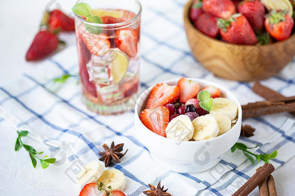 健康的早餐牛奶什锦早餐香蕉草莓浆果夏天背景