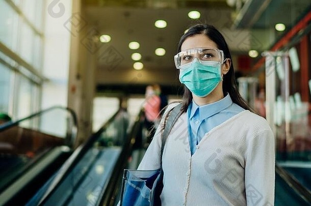 小心年轻的女人工作冠状病毒科维德爆发工作女商人保护眼镜面具受保护的