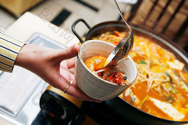 令人愉快的健康的亚洲厨房华丽的有营养的朝鲜文汤面条海产品