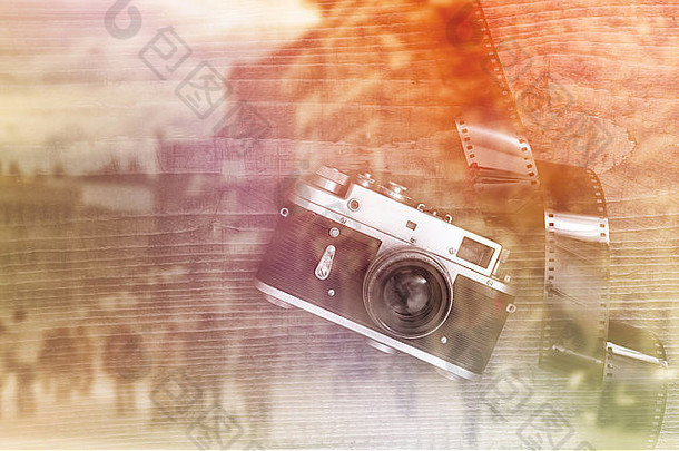 复古的风格古董摄影相机木表格板曝光过度电影带
