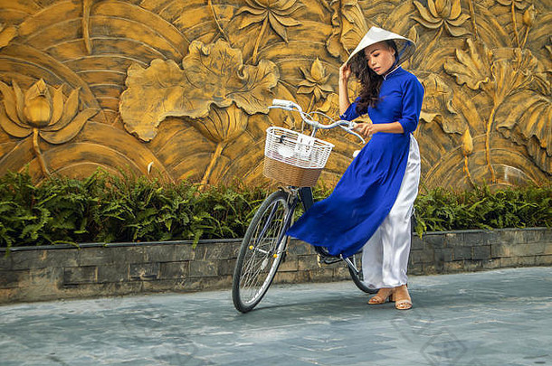 肖像年轻的亚洲女人传统的越南衣服戴曼菊越南