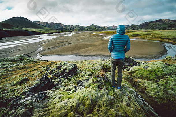 年轻的女人雄伟的冰岛景观