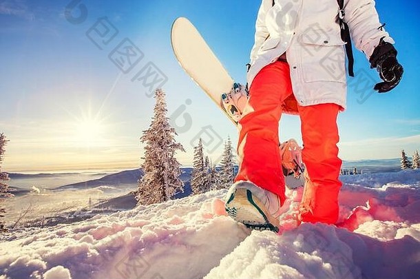 女人持有滑雪板手需要一步向前滑雪行动概念日落光