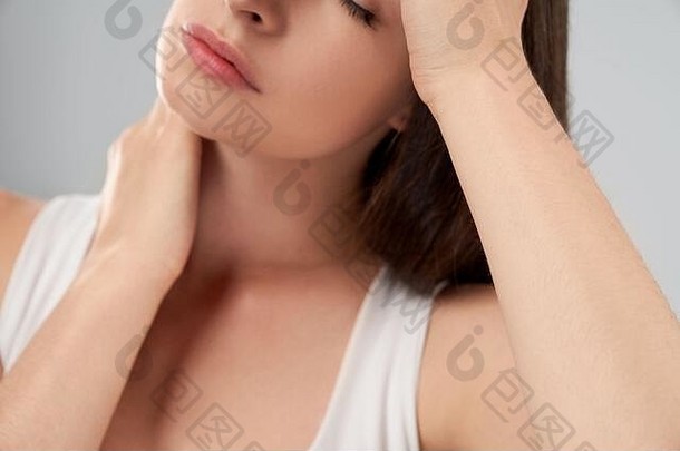 clolse隐身高加索人女人白色衬衫摆姿势灰色的孤立的背景触碰头手偏头痛前面作物浅黑肤色的女人痛苦疼痛