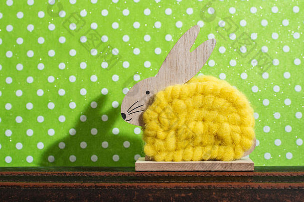 黄色的复活节兔子前面墙点房间兔子<strong>装饰</strong>绿色壁纸背景点影子兔子墙木制