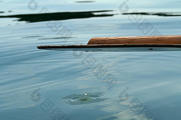 下降水下降桨表面湖一个滴水的日paddel在这表面的看到下降克罗普拉水