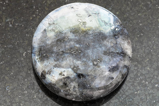 宏拍摄自然矿物岩石标本珠灰色的拉长石宝石黑暗花岗岩背景