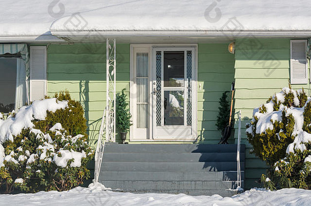 住宅房子入口明亮的冬天一天加拿大