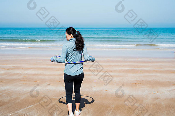 女孩锻炼草裙舞希望海滩回来视图