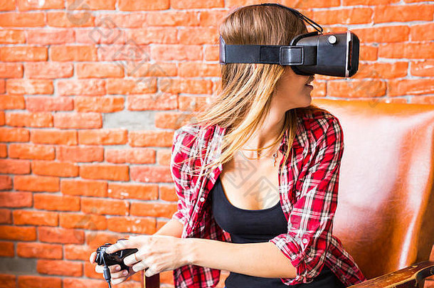 技术游戏娱乐人概念年轻的女人虚拟现实耳机控制器手柄玩<strong>赛车视频</strong>游戏