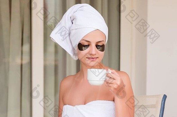 <strong>包装</strong>毛巾女人眼睛补丁坐着表格喝茶咖啡酒店阳台新鲜的早....