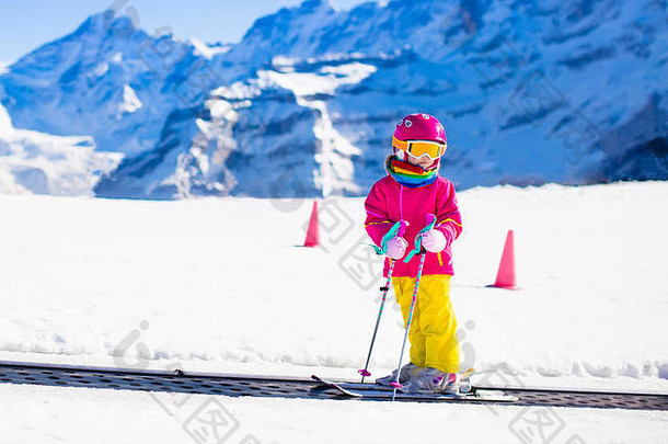 孩子高山滑雪学校魔法地毯电梯色彩斑斓的培训视锥细胞下坡山阳光明媚的冬天一天滑雪孩子