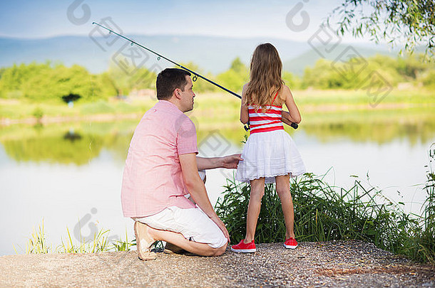 快乐年轻的父亲钓鱼湖女儿