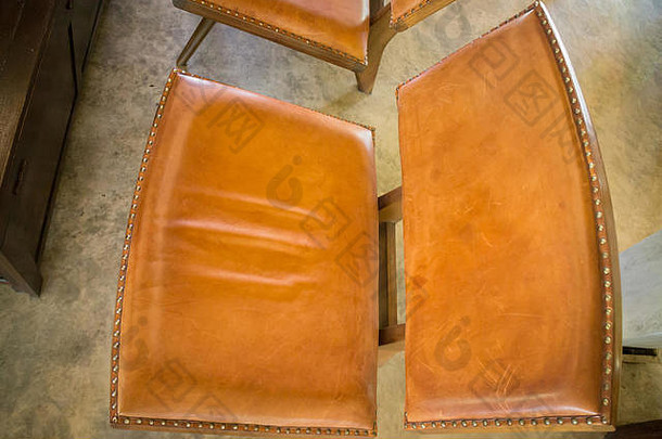 古董棕色（的）皮革木椅子股票照片