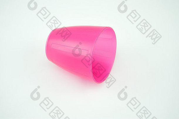 粉红色的塑料杯子白色背景