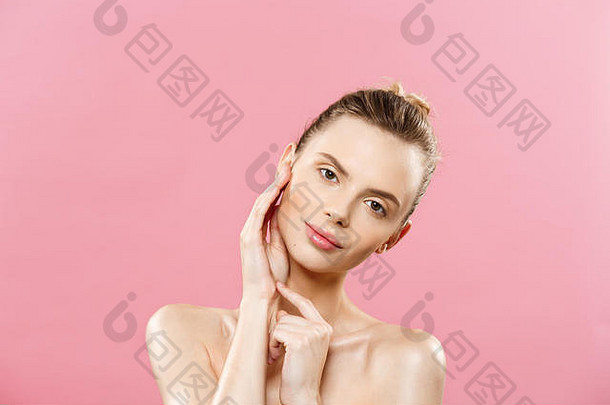 美概念美丽的女人清洁新鲜的皮肤关闭粉红色的工作室皮肤护理脸美容