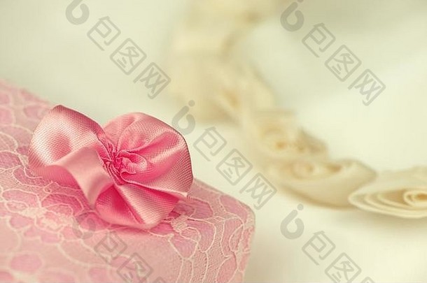 特写镜头粉红色的现在盒子花婚礼花花环背景