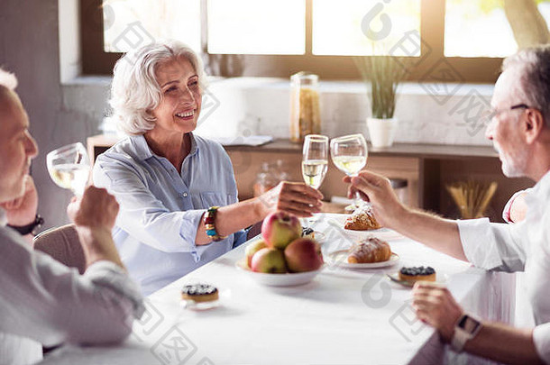 上了年纪的ceerful女人喝家庭