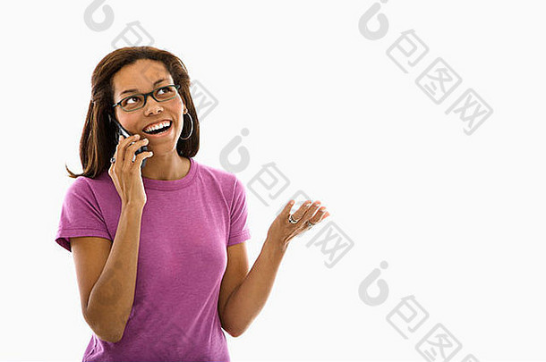 非洲美国中期成人女人穿眼镜手势会说话的细胞电话