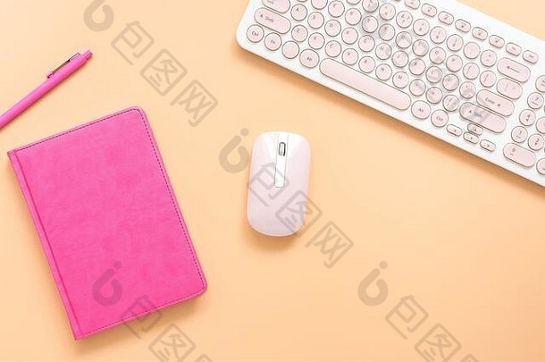 粉红色的笔记本笔键盘鼠标柔和的背景女工作空间前视图平躺