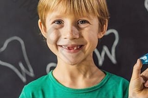 横幅长格式六年男孩显示myofunctional教练帮助平衡日益增长的牙齿正确的咬开发口呼吸习惯