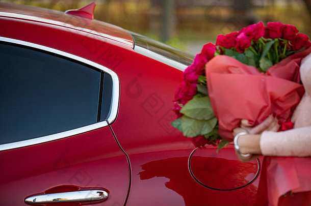 女人车美丽的花束玫瑰手假期庆祝活动概念
