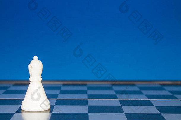 国际象棋政策白色数字蓝色的背景