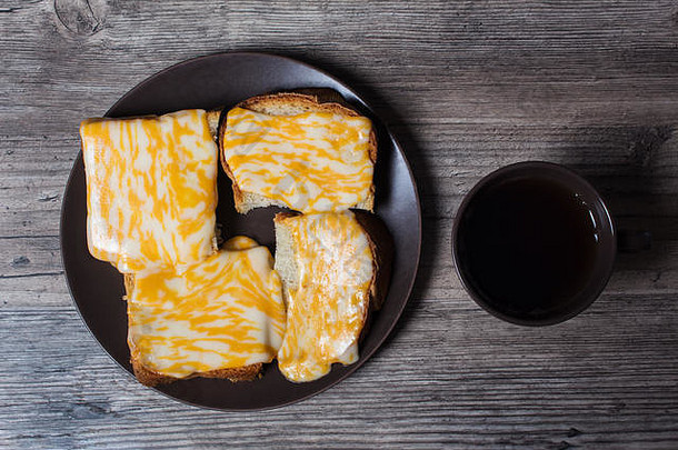 杯咖啡新鲜的烤面包融化了奶酪木背景早....饮食早餐适当的饮食