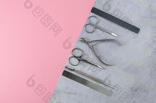 集化妆品工具修指甲修脚修指甲剪刀角质层锯米勒站混凝土粉红色的背景前的观点清晰的