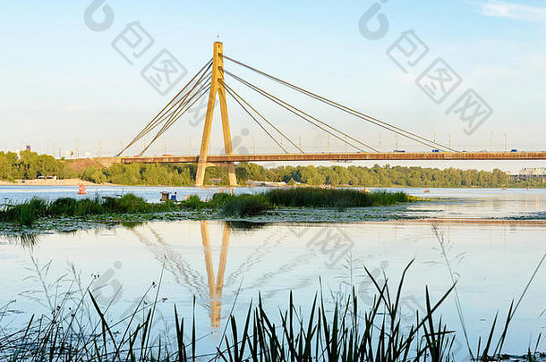 视图莫斯科夫斯基桥第聂伯河河基辅乌克兰蓝色的夏天晚上