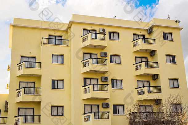 高公寓建筑现代块公寓蓝色的天空