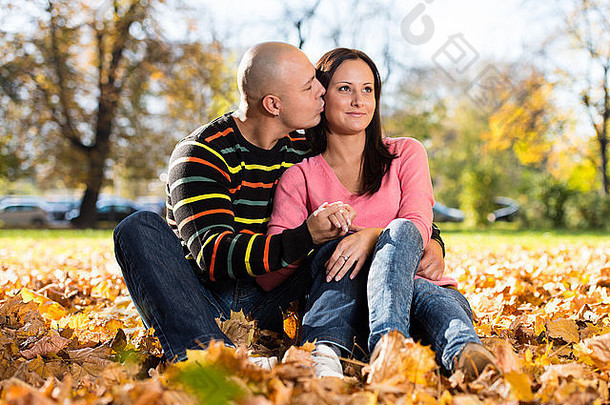 美丽的夫妇享受美丽的秋天一天