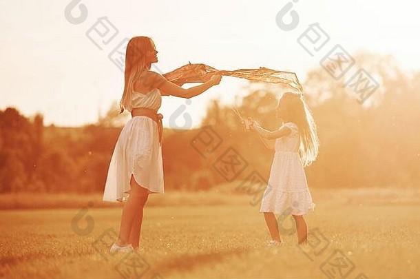 飞妈妈。女儿有趣的<strong>风筝</strong>场美丽的自然