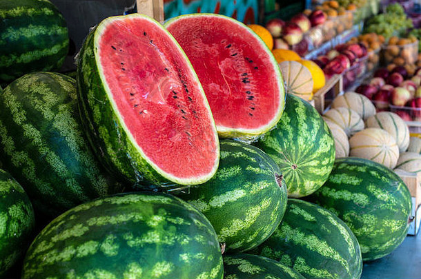西瓜架子上把西瓜街市场夏天水果