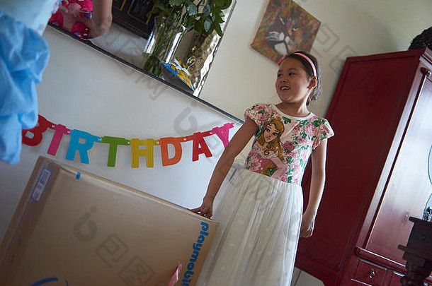 可爱的混合比赛亚洲女孩打开生日礼物首页生活房间包围家庭